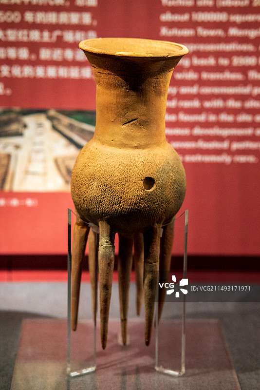 北京考古博物馆安徽蒙城尉迟寺遗址新时器时代龙山文化七足镂孔陶器文物背景图片素材