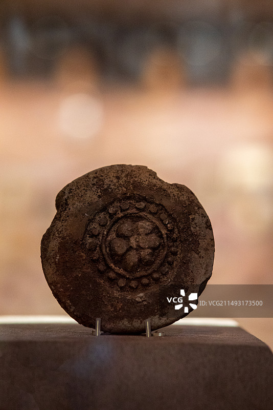 北京考古博物馆陕西西安唐长安城遗址新时器时代莲花纹瓦当文物背景图片素材