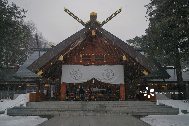 冬天下雪的北海道神宫图片素材