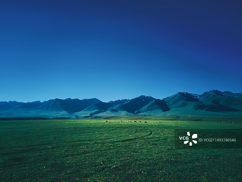 新疆那拉提草原上的群山图片素材
