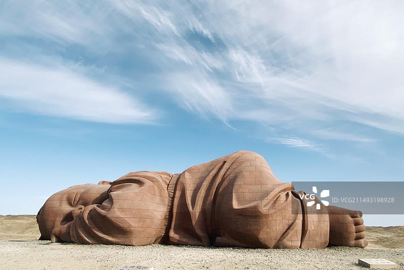 甘肃省酒泉敦煌市大地之子巨型雕塑图片素材
