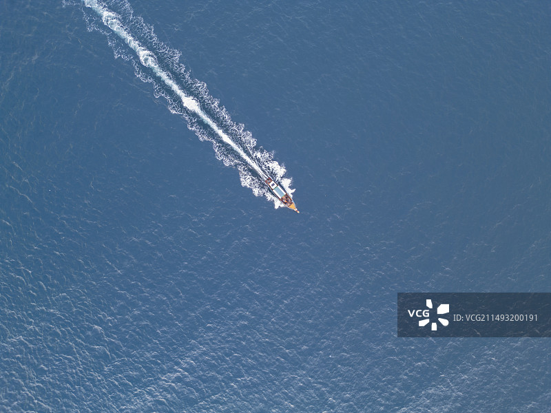 航拍一艘行驶在海洋中的船图片素材