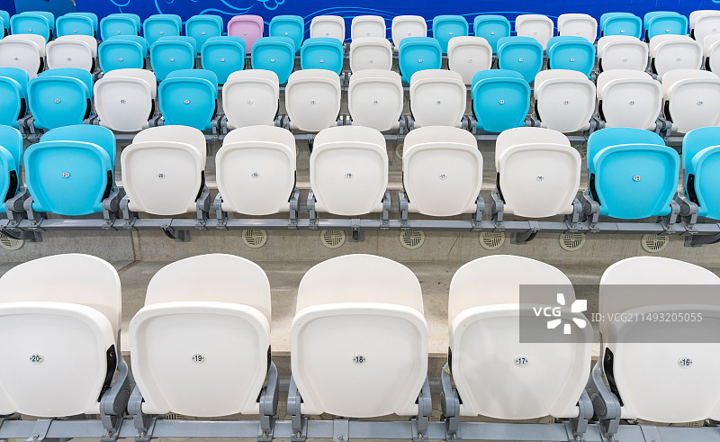 崭新的大型体育场馆各种颜色的座椅图片素材