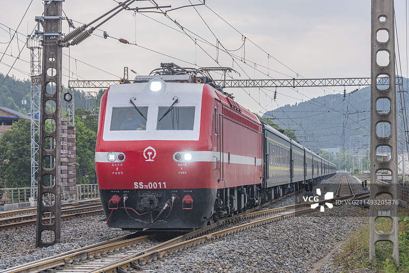 兰州-成都西K855次通过宝成线小溪坝站图片素材