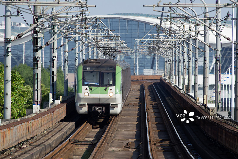 上海地铁二号线从浦东机场始出图片素材