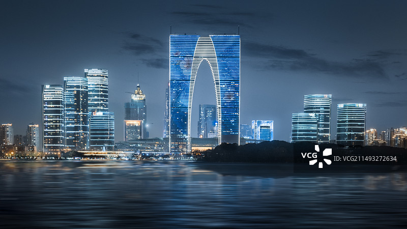 蓝调时分的金鸡湖倒影与东方之门图片素材