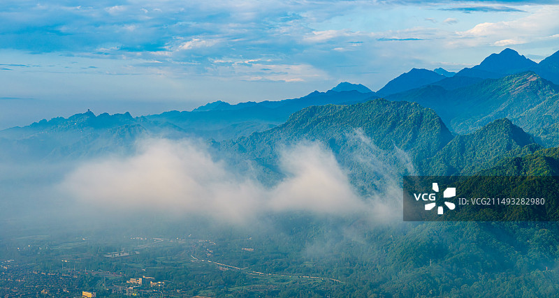 都江堰市，云雾中的龙门山脉，航拍云雾中朦胧的山景图片素材