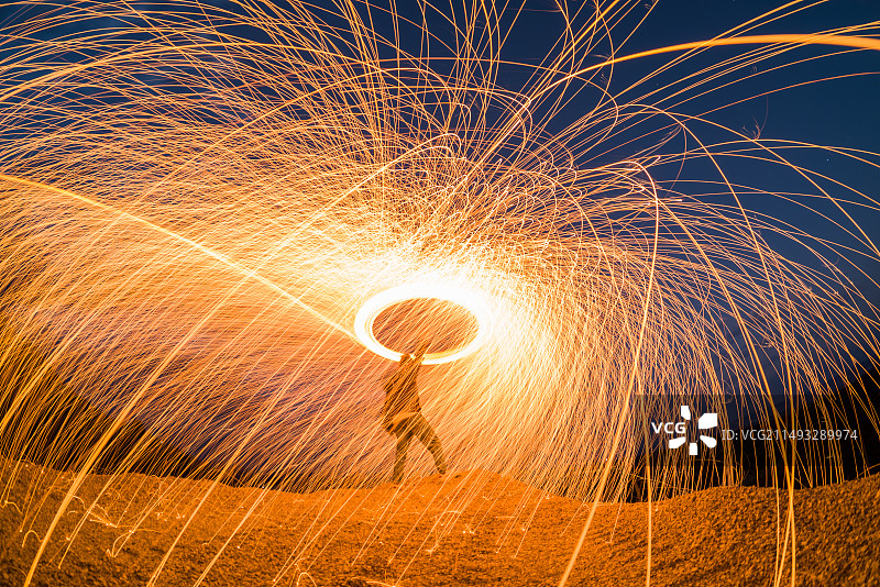 夜晚钢丝棉光绘图片素材