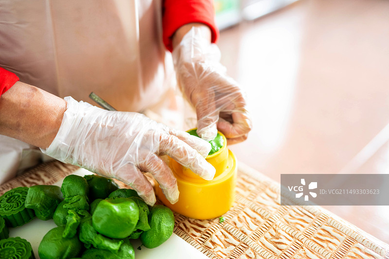 中国传统美食糕点艾草饼制作过程图片素材
