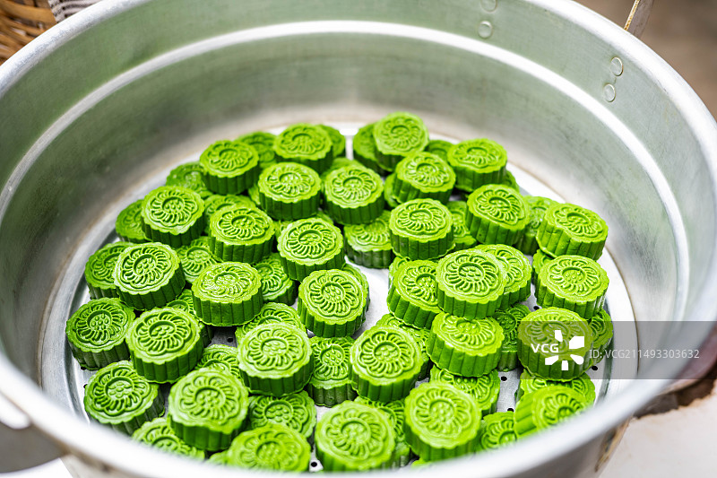 蒸锅里的绿色艾草饼图片素材