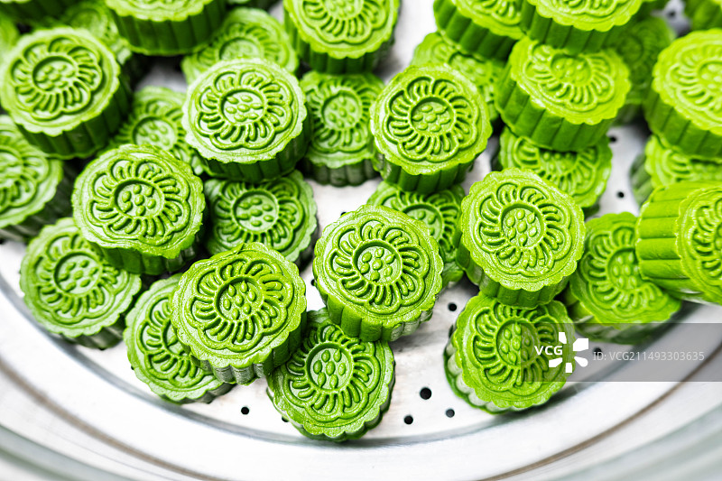 蒸锅里的绿色艾草饼图片素材