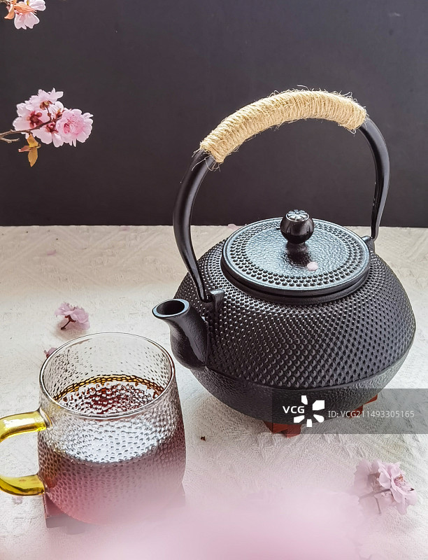 桌上茶壶的高角度视图图片素材