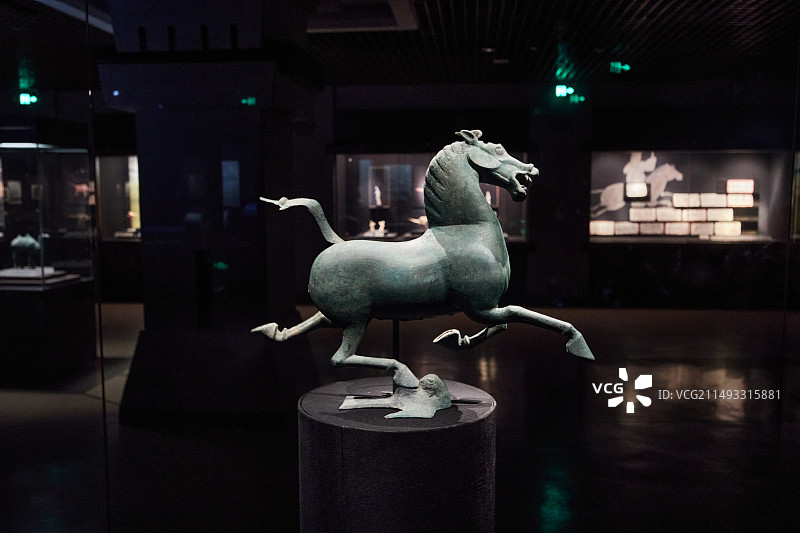 铜奔马侧面图片素材