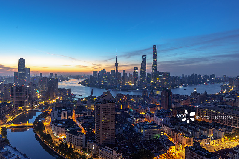 黎明时分的上海外滩城市风光图片素材