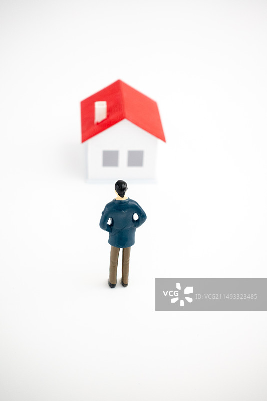白背景的小房子模型与商务人士图片素材