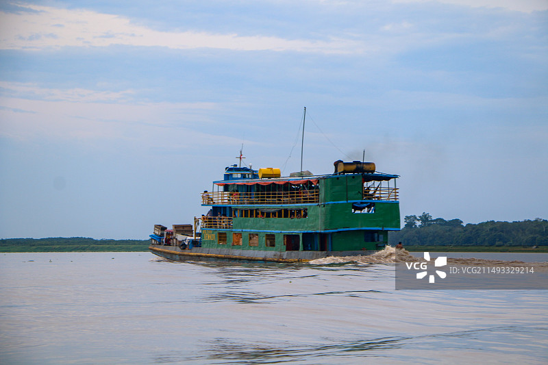 亚马逊河上的船只图片素材