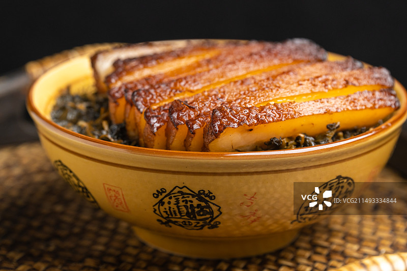 梅菜扣肉，中餐菜品蒸五花肉图片素材