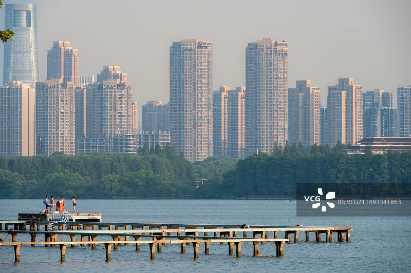 建筑背景的人们在东湖跳水台上图片素材
