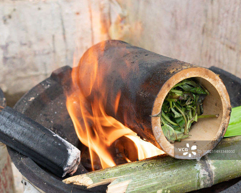 广西桂林烤竹筒饭 竹筒鸡 乡村美食生活方式图片素材