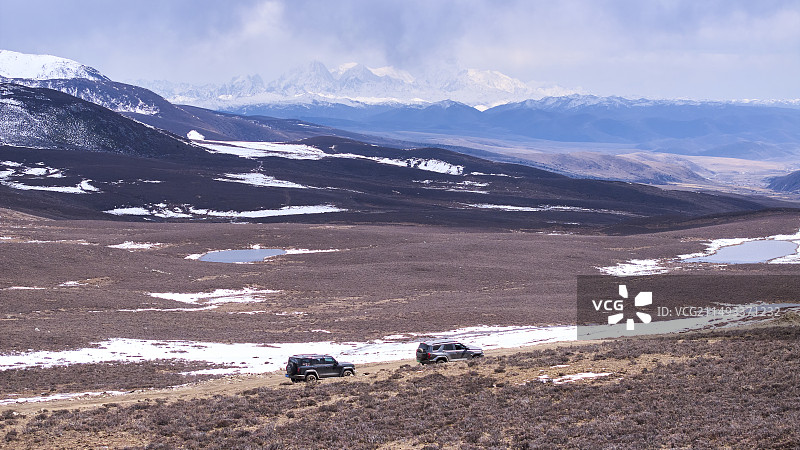 穿行在贡嘎雪山的汽车图片素材