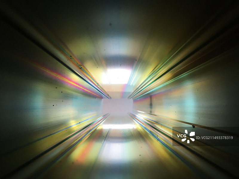 穿越、切割后的铝合金图片素材