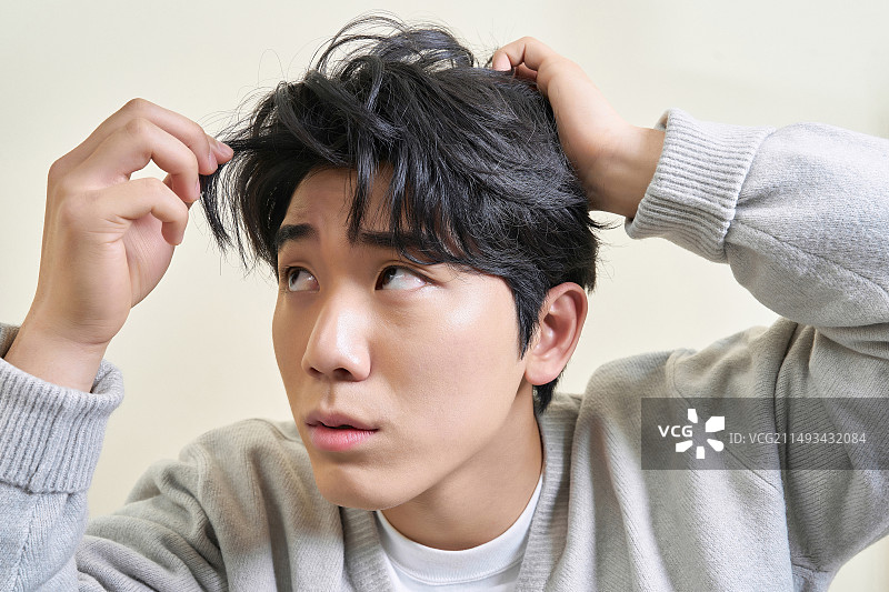 医疗美容：年轻男子发型护理图片素材
