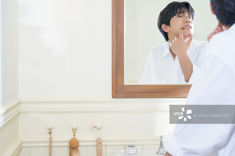 医美：年轻男性的牙齿健康图片素材