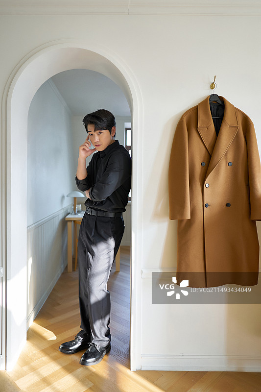 医疗美容，年轻男子，衬衫与外套图片素材