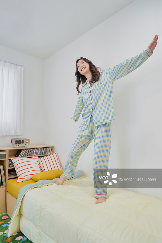 20多岁的年轻女人穿着睡衣图片素材