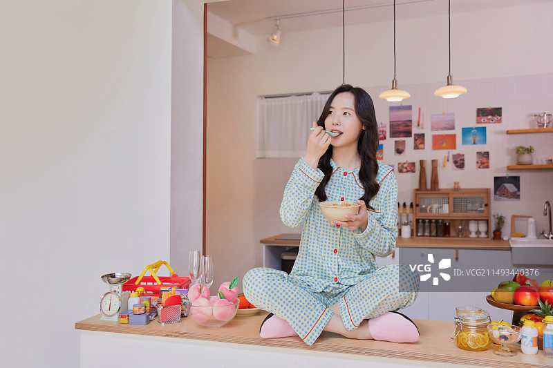 20多岁的Z世代年轻女子穿着睡衣图片素材