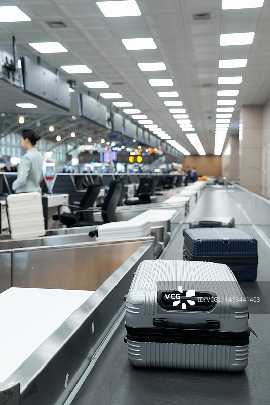 空中乘务员在机场值机柜台图片素材