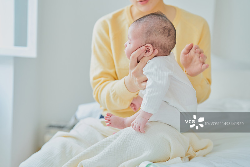 韩国，新生儿，婴儿，可爱，奶粉，打嗝图片素材