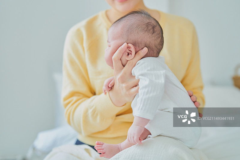 韩国，新生儿，婴儿，可爱，奶粉，打嗝图片素材