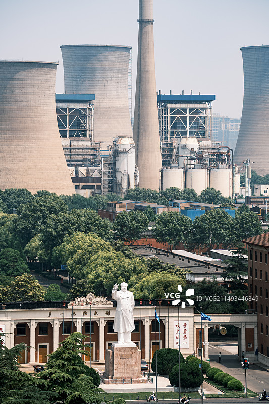洛阳拖拉机厂大门前的雕塑与背后工厂的结合图片素材