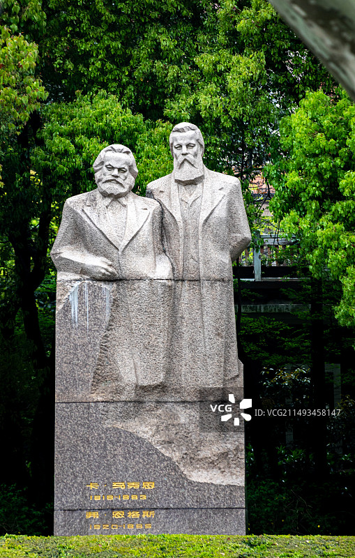 上海复兴公园马克思恩格斯雕像图片素材