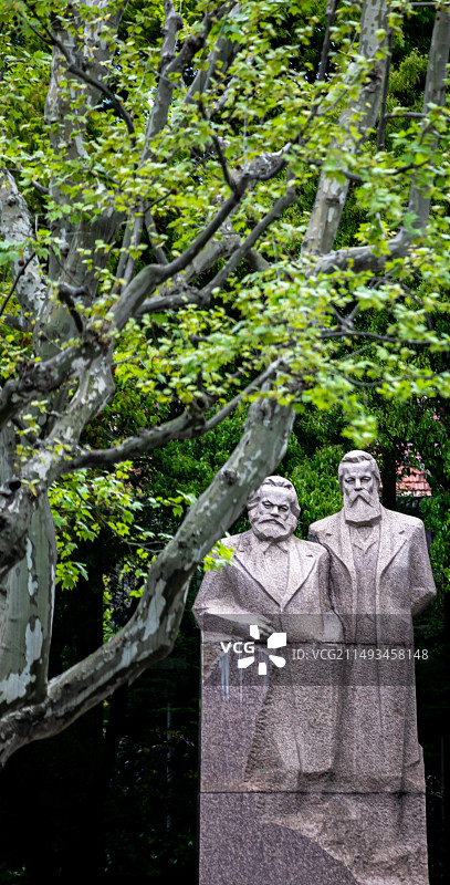 上海复兴公园马克思恩格斯雕像图片素材