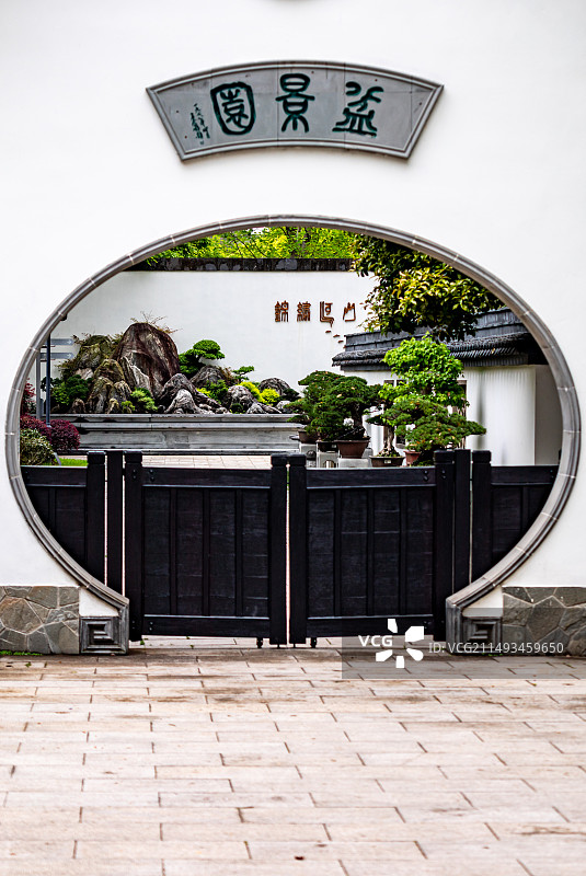 上海植物园盆景园白墙黛瓦绿树红花自然建筑景观图片素材