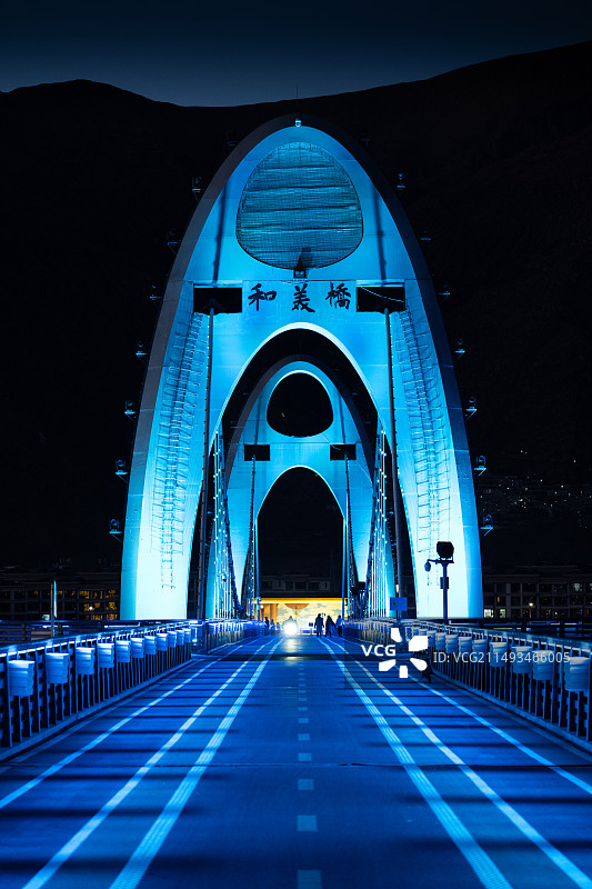 西藏拉萨堆龙德庆区中华文化公园内有小维港之称的和美桥夜景图片素材