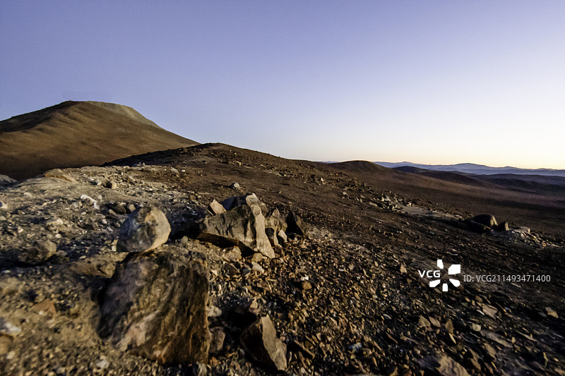 蓝天映衬下的沙漠风光图片素材