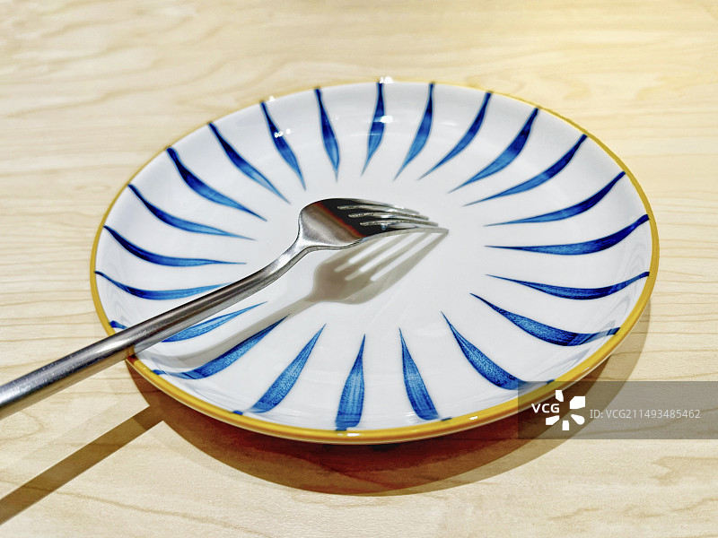 盘子里的餐具光图片素材