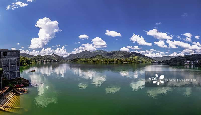 广西巴马赐福湖云彩图片素材