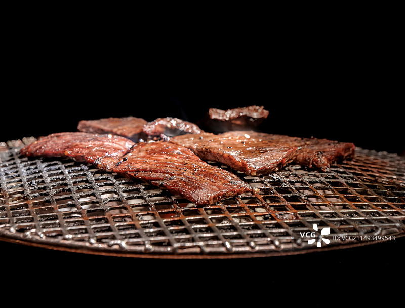 烧烤架上的牛肉的特写镜头图片素材