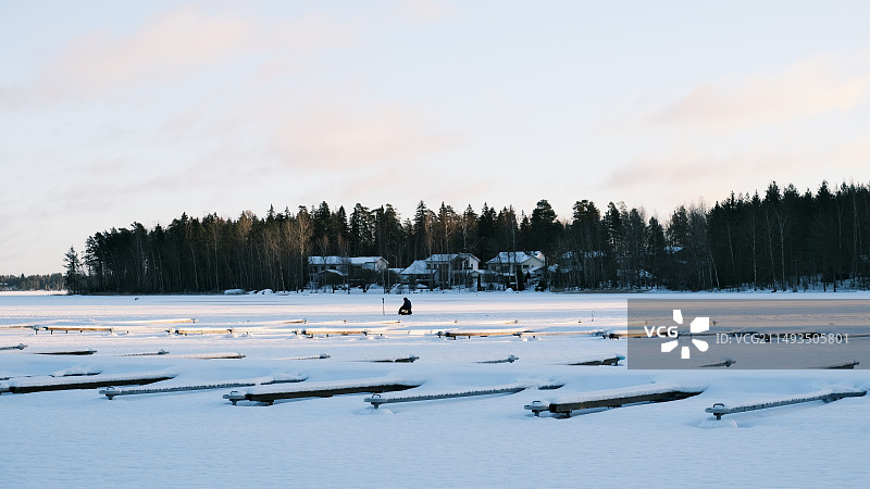 孤独的冰钓者图片素材