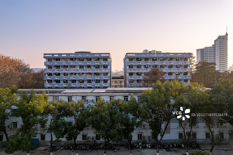 武汉大学医学部夕阳下的宿舍图片素材