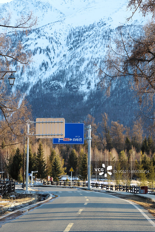 雪山下的公路图片素材