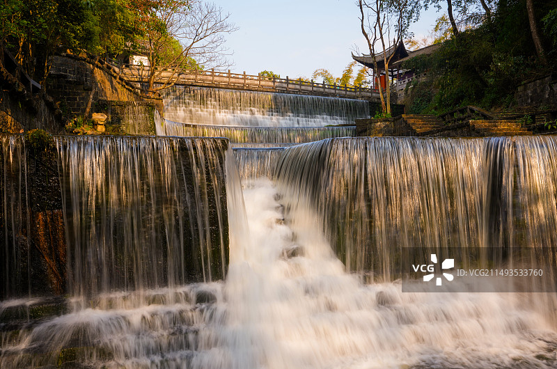 云南腾冲叠水河瀑布风景，中国唯一的城市火山堰塞湖瀑布图片素材