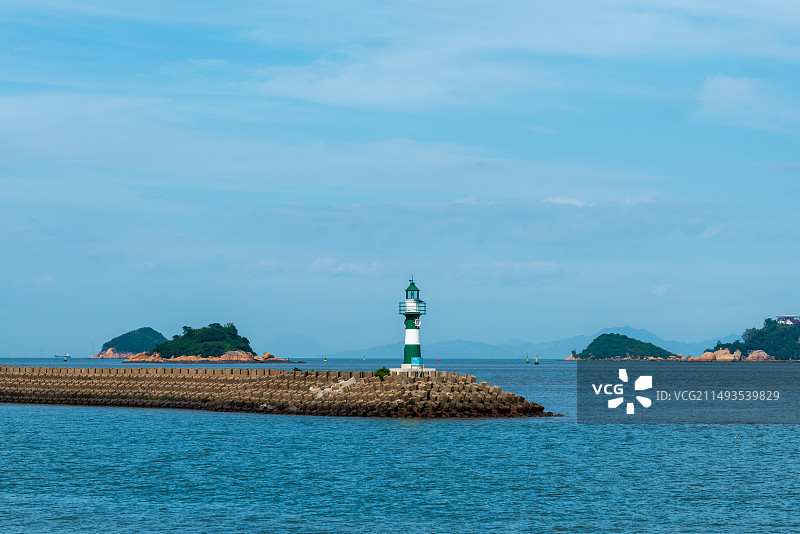 蓝天白云下的九洲港灯塔图片素材