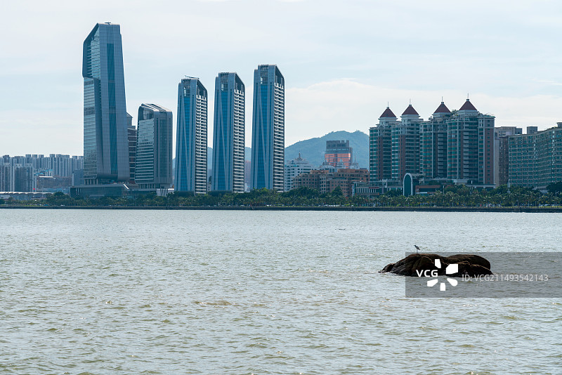 蓝天白云下的珠海城市风光图片素材