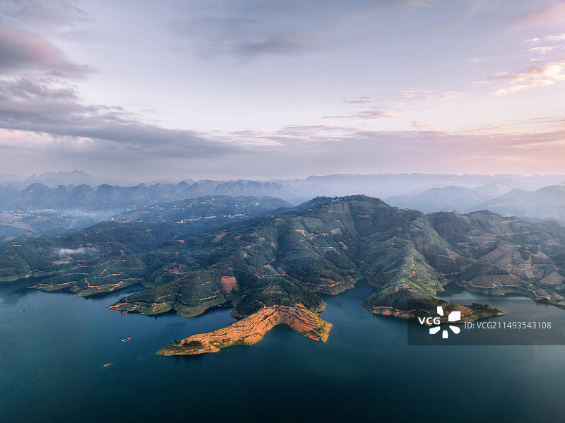 清晨薄雾笼罩下的贵州黔喀斯特地貌和万峰湖风光图片素材