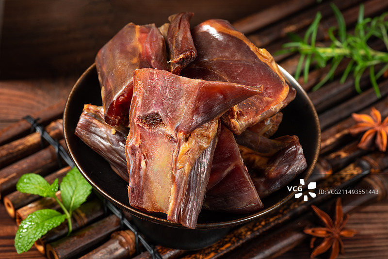 暗调氛围的一盘风干兔肉特写图片素材